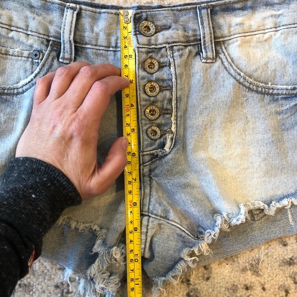 Free People Raw Edge Denim Distressed Cut-off Shorts Size 24 - Picture 14 of 15